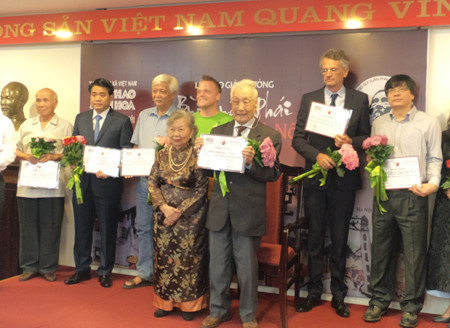 Le Prix Bui Xuan Phai : un photographe presque centenaire remporte le Grand Prix ảnh 1 Le Prix Bui Xuan Phai : un photographe presque centenaire remporte le Grand Prix ảnh 1
