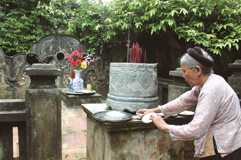 Les deux gardiens d’un tombeau royal millénaire à Ninh Binh ảnh 1 Les deux gardiens d’un tombeau royal millénaire à Ninh Binh ảnh 1