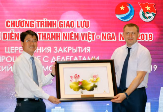 Clôture du premier forum de la jeunesse Vietnam-Russie en 2019 ảnh 1