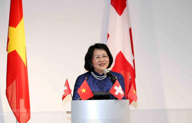 La vice-présidente Dang Thi Ngoc Thinh rencontre des Vietnamiens en Suisse ảnh 1 La vice-présidente Dang Thi Ngoc Thinh rencontre des Vietnamiens en Suisse ảnh 1