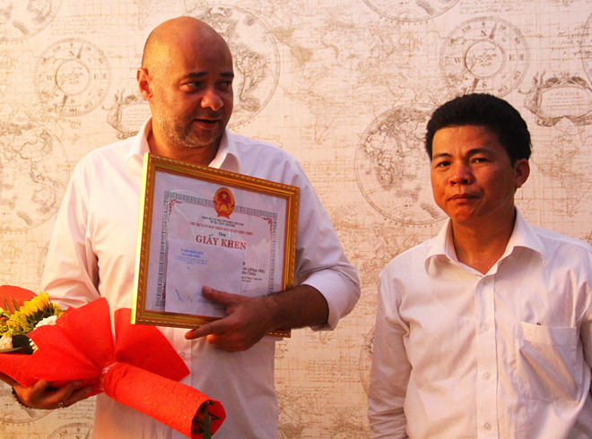 Félicitations à deux étrangers pour le sauvetage de deux enfants à Da Nang ảnh 2 Félicitations à deux étrangers pour le sauvetage de deux enfants à Da Nang ảnh 2