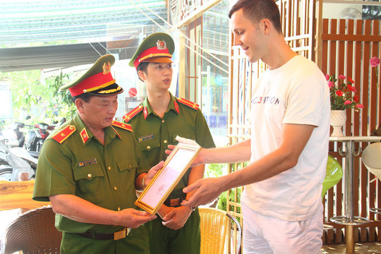 Félicitations à deux étrangers pour le sauvetage de deux enfants à Da Nang ảnh 1 Félicitations à deux étrangers pour le sauvetage de deux enfants à Da Nang ảnh 1