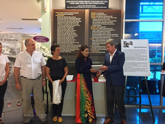Le Musée des vestiges de la guerre reçoit des souvenirs d’un journaliste argentin ảnh 1 Le Musée des vestiges de la guerre reçoit des souvenirs d’un journaliste argentin ảnh 1