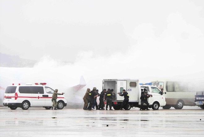 Khanh Hoa : un exercice antiterroriste à l’aéroport de Cam Ranh ảnh 1 Khanh Hoa : un exercice antiterroriste à l’aéroport de Cam Ranh ảnh 1