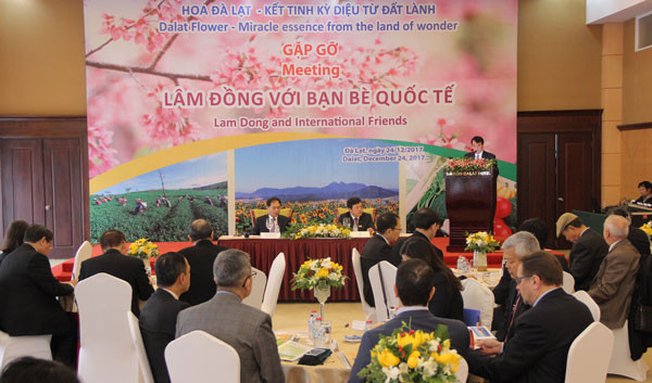 Lâm Dông rencontre des diplomates à l’occasion des floralies de Dà Lat ảnh 1 Lâm Dông rencontre des diplomates à l’occasion des floralies de Dà Lat ảnh 1