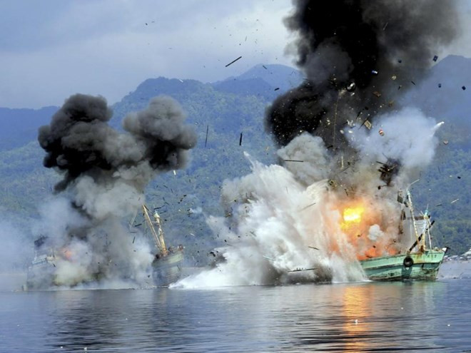 L’Indonésie fait couler des bateaux étrangers arrêtés pour pêche illégale ảnh 1 L’Indonésie fait couler des bateaux étrangers arrêtés pour pêche illégale ảnh 1