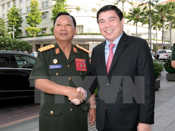 Un dirigeant de Ho Chi Minh-Ville reçoit le ministre laotien de la Défense ảnh 1 Un dirigeant de Ho Chi Minh-Ville reçoit le ministre laotien de la Défense ảnh 1