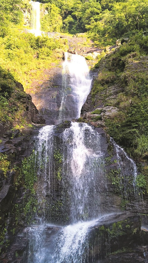 Hà Tinh : La cascade Vu Môn, un joyau de la nature ảnh 1 Hà Tinh : La cascade Vu Môn, un joyau de la nature ảnh 1