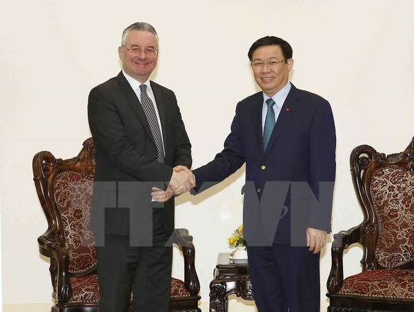 Vuong Dinh Huê reçoit un official de la Commission du commerce international du Parlement européen ảnh 1