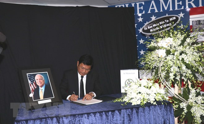 Ho Chi Minh-Ville rend hommage au sénateur américain John McCain ảnh 1 Ho Chi Minh-Ville rend hommage au sénateur américain John McCain ảnh 1