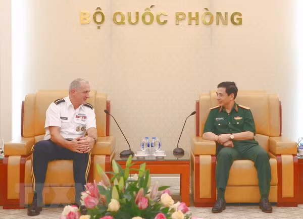 Le général Phan Van Giang reçoit le commandant en chef de l’USARPAC ảnh 1