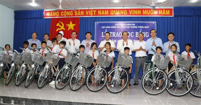 Le vice-PM Truong Hoà Binh offre des cadeaux aux familles et étudiants pauvres ảnh 2 Le vice-PM Truong Hoà Binh offre des cadeaux aux familles et étudiants pauvres ảnh 2