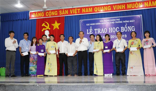 Le vice-PM Truong Hoà Binh offre des cadeaux aux familles et étudiants pauvres ảnh 1 Le vice-PM Truong Hoà Binh offre des cadeaux aux familles et étudiants pauvres ảnh 1