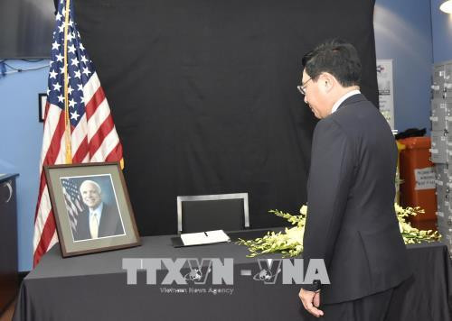 Des organisations et individus rendent hommage au sénateur John McCain ảnh 1 Des organisations et individus rendent hommage au sénateur John McCain ảnh 1