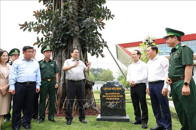 Le PM Pham Minh Chinh visite le poste-frontière international Huu Nghi à Lang Son ảnh 2 Le PM Pham Minh Chinh visite le poste-frontière international Huu Nghi à Lang Son ảnh 2