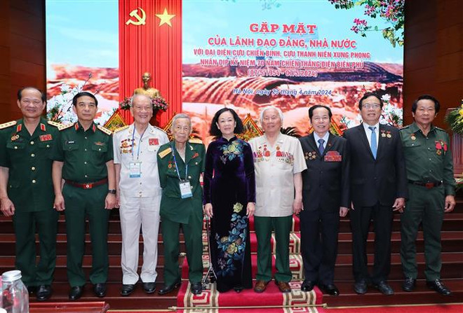 Des dirigeants du Parti et de l’Etat rencontrent des anciens combattants de la campagne de Diên Biên Phu ảnh 1 Des dirigeants du Parti et de l’Etat rencontrent des anciens combattants de la campagne de Diên Biên Phu ảnh 1