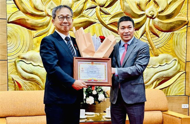 L'ambassadeur du Japon reçoit l’insigne "Pour la paix et l'amitié entre les nations" ảnh 1 L'ambassadeur du Japon reçoit l’insigne "Pour la paix et l'amitié entre les nations" ảnh 1
