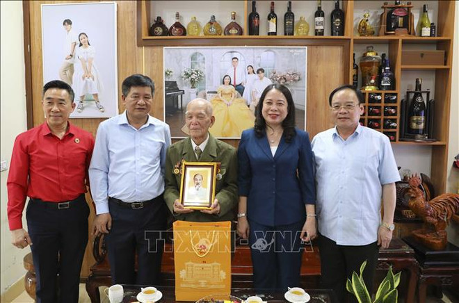 La présidente p.i exprime sa gratitude aux anciens combattants à la Victoire de Dien Bien Phu ảnh 1 La présidente p.i exprime sa gratitude aux anciens combattants à la Victoire de Dien Bien Phu ảnh 1