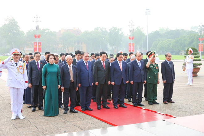 Les dirigeants rendent hommage au Président Ho Chi Minh et aux Héros morts pour la Patrie ảnh 2 Les dirigeants rendent hommage au Président Ho Chi Minh et aux Héros morts pour la Patrie ảnh 2
