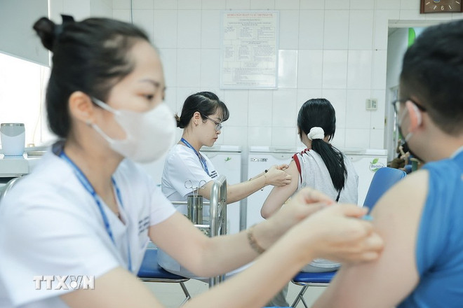 Des millions d'enfants vietnamiens protégés par la vaccination depuis 40 ans, selon des organes de l'ONU ảnh 1