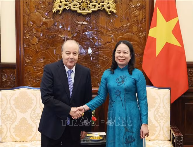 La présidente par intérim salue le mandat de l’ambassadeur d’Algérie sortant ảnh 1
