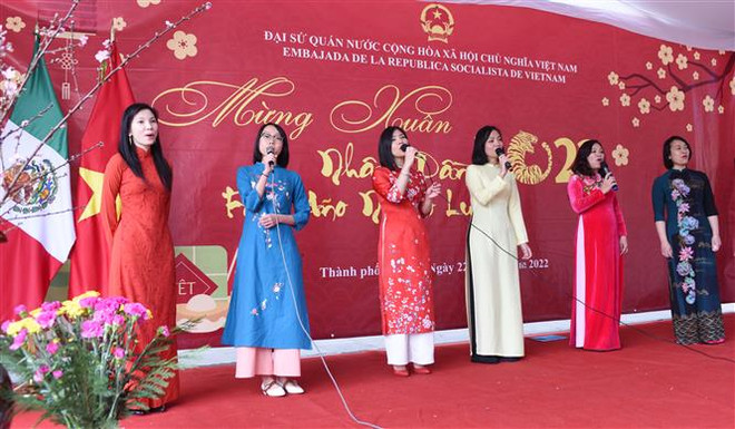 Des Vietnamiens à l'étranger fêtent le Nouvel An lunaire du Tigre 2022 ảnh 1 Des Vietnamiens à l'étranger fêtent le Nouvel An lunaire du Tigre 2022 ảnh 1