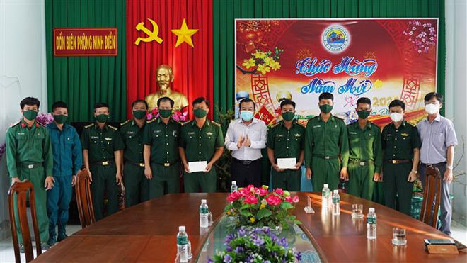 Têt : le président de l’AN offre des cadeaux à des gardes-frontières à Tay Ninh ảnh 1 Têt : le président de l’AN offre des cadeaux à des gardes-frontières à Tay Ninh ảnh 1