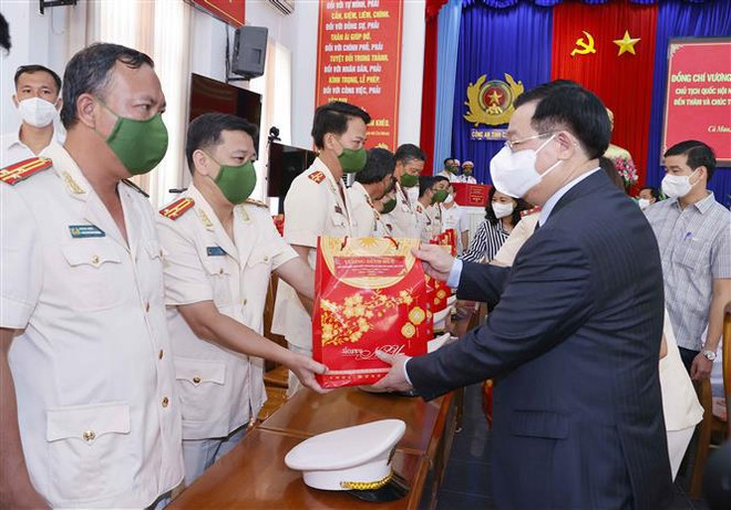 Têt : le président de l’AN rend visite à la police et au personnel de santé de Ca Mau ảnh 2 Têt : le président de l’AN rend visite à la police et au personnel de santé de Ca Mau ảnh 2
