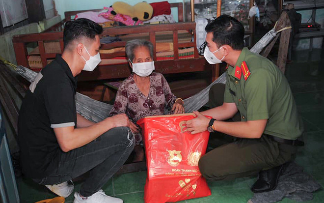 Têt: plus de 30 milliards de dongs en faveur des démunis à Quang Ngai ảnh 1 Têt: plus de 30 milliards de dongs en faveur des démunis à Quang Ngai ảnh 1