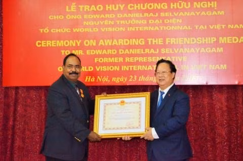 Un ancien représentant en chef de la WVI à l'honneur ảnh 1