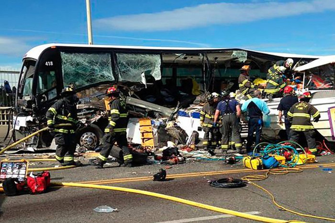 Quatre étudiants vietnamiens blessés dans la collision de deux bus à Seattle ảnh 1 Quatre étudiants vietnamiens blessés dans la collision de deux bus à Seattle ảnh 1
