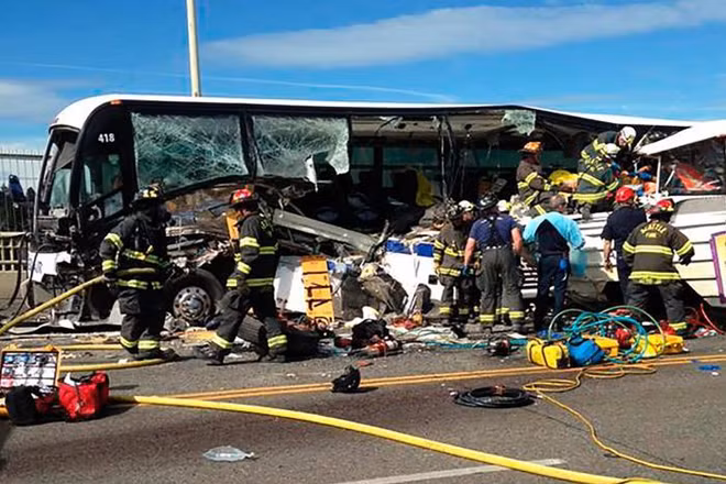 Quatre étudiants vietnamiens blessés dans la collision de deux bus à Seattle ảnh 1