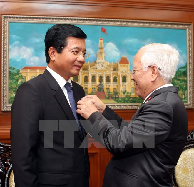 Remise de l’Insigne de Ho Chi Minh-Ville à l'ambassadeur du Laos au Vietnam ảnh 1 Remise de l’Insigne de Ho Chi Minh-Ville à l'ambassadeur du Laos au Vietnam ảnh 1
