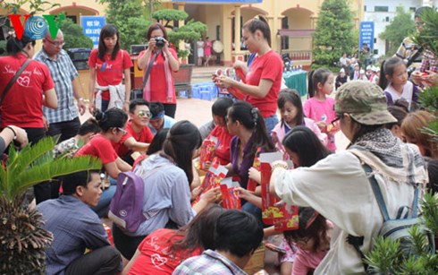 Fête de la mi-automne : plus d'un milliard de dongs pour les enfants pauvres ảnh 1