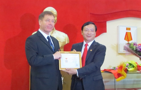 Remise de l’insigne «Pour la paix et l’amitié entre les peuples» à l’ambassadeur d’Ukraine ảnh 1 Remise de l’insigne «Pour la paix et l’amitié entre les peuples» à l’ambassadeur d’Ukraine ảnh 1
