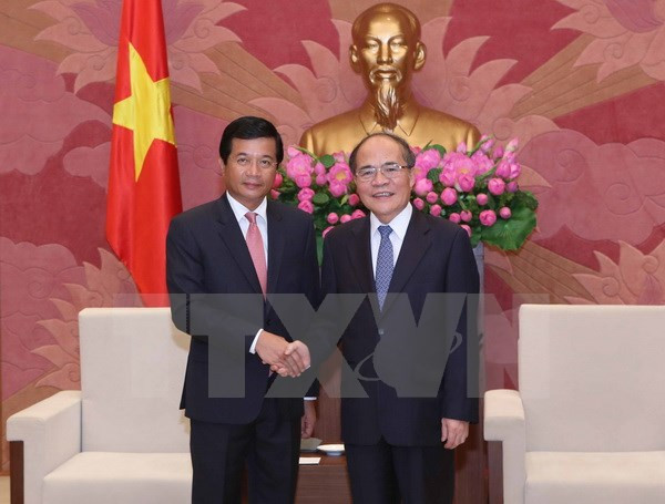 Le président de l’AN vietnamienne reçoit l’ambassadeur du Laos ảnh 1 Le président de l’AN vietnamienne reçoit l’ambassadeur du Laos ảnh 1