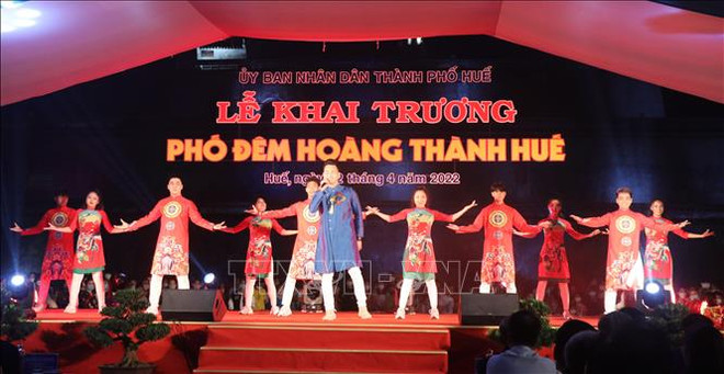 Inauguration de la rue nocturne dans la cité royale Huê ảnh 1