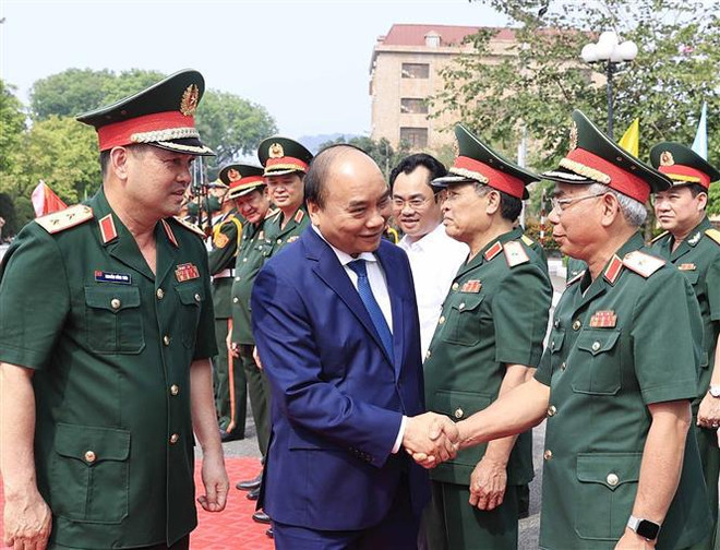 Le président Nguyen Xuan Phuc rend visite aux forces armées de la première zone militaire ảnh 1 Le président Nguyen Xuan Phuc rend visite aux forces armées de la première zone militaire ảnh 1