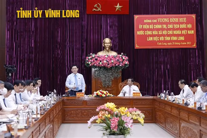Le président de l’Assemblée nationale travaille avec la province de Vinh Long ảnh 1
