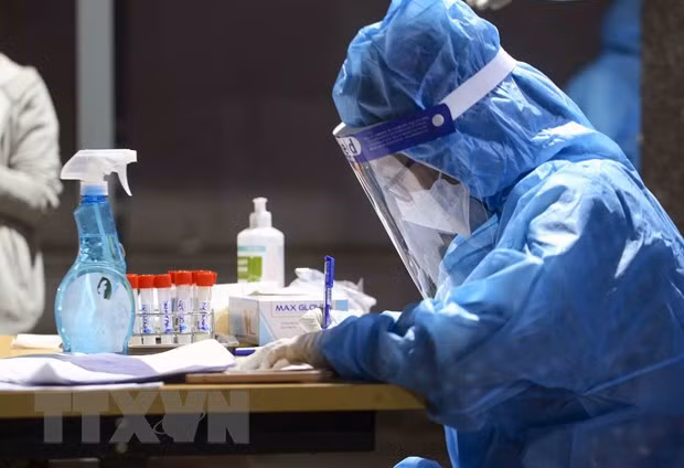 Covid-19 : le Vietnam recense 8.004 nouveaux cas et cinq décès en 24 heures ảnh 1
