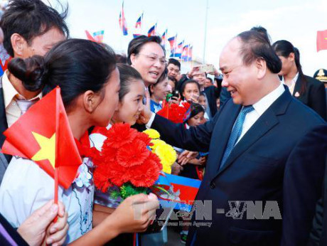 Le PM Nguyen Xuan Phuc commence sa visite officielle au Laos ảnh 1 Le PM Nguyen Xuan Phuc commence sa visite officielle au Laos ảnh 1