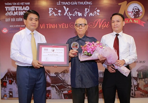 Le 10e Grand Prix "Bui Xuan Phai - Pour l’amour de Hanoï" décerné à Huu Ngoc ảnh 1 Le 10e Grand Prix "Bui Xuan Phai - Pour l’amour de Hanoï" décerné à Huu Ngoc ảnh 1