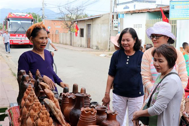 Colloque international sur l’art de la poterie traditionnelle des Cham ảnh 1