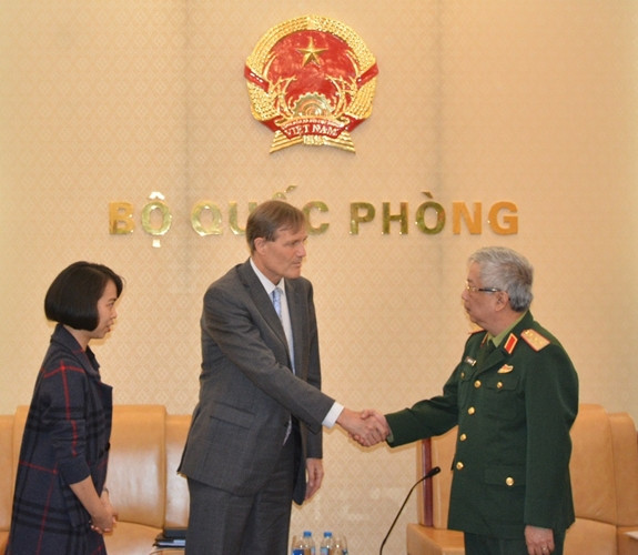 Le vice-ministre de la Défense Nguyên Chi Vinh reçoit le directeur de l’USAID Vietnam ảnh 1 Le vice-ministre de la Défense Nguyên Chi Vinh reçoit le directeur de l’USAID Vietnam ảnh 1
