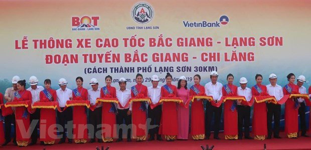 Le vice-PM Trinh Dinh Dung assiste à l’ouverture technique de l’autoroute Bac Giang – Lang Son ảnh 2 Le vice-PM Trinh Dinh Dung assiste à l’ouverture technique de l’autoroute Bac Giang – Lang Son ảnh 2