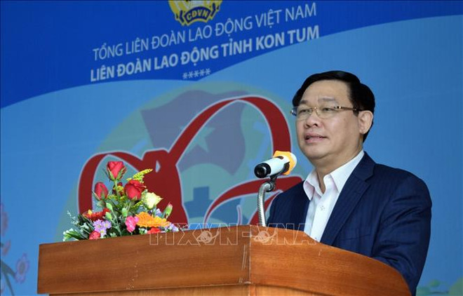 Le vice-PM Vuong Dinh Hue rend visite à des travailleurs à Kon Tum ảnh 1 Le vice-PM Vuong Dinh Hue rend visite à des travailleurs à Kon Tum ảnh 1