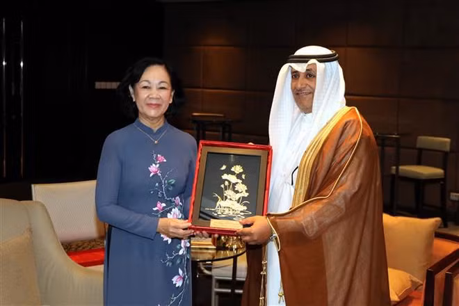 Une délégation du Parti en visite de travail au Qatar ảnh 1