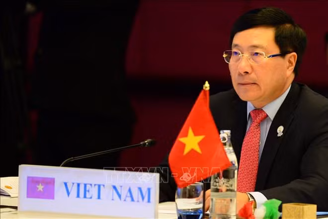 Le vice-PM Pham Binh Minh rencontre un haut représentant de l’UE ảnh 1