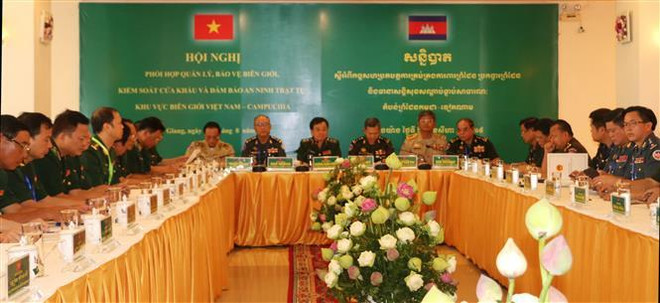Table ronde sur la coopération frontalière Vietnam-Cambodge ảnh 1