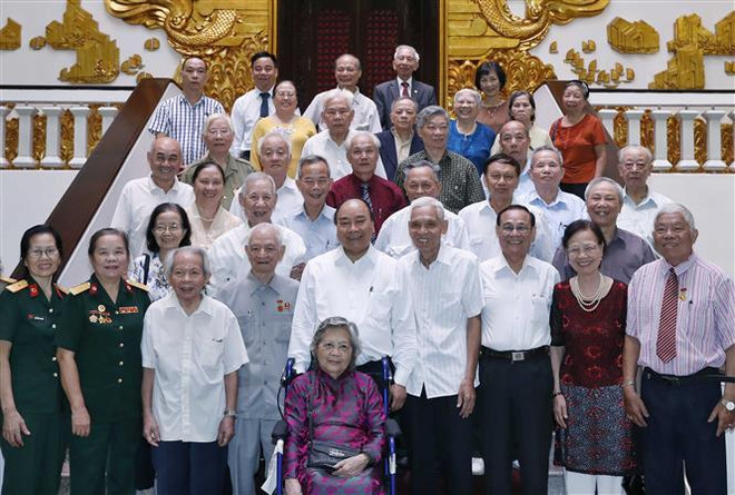 Le PM rencontre des cadres ayant servi le Président Ho Chi Minh ảnh 1 Le PM rencontre des cadres ayant servi le Président Ho Chi Minh ảnh 1